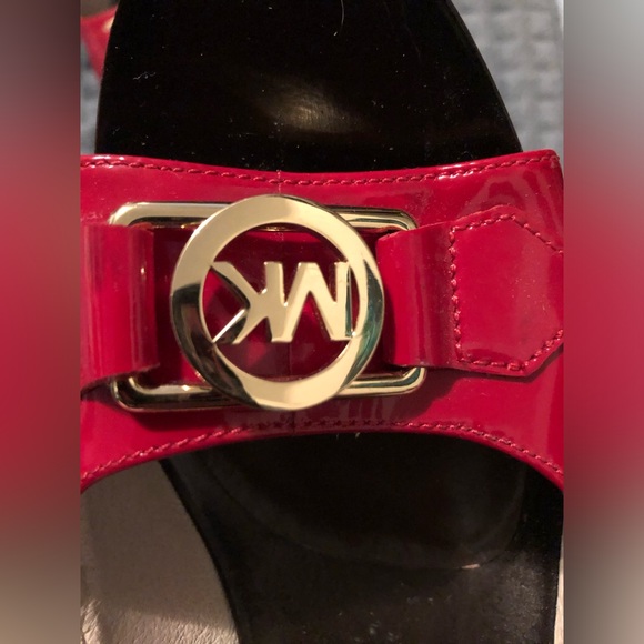 LIKE NEW MICHAEL KORS SLINGBACK WEDGE PATENT LEATHER SANDALS - Picture 5 of 12
